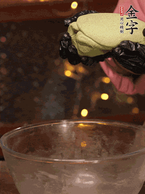 水里放點(diǎn)鹽，燒開后放艾草，一勺小蘇打，撈出浸入涼水，打成艾草泥
