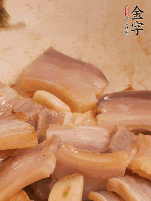 加入雪菜、咸肉冬筍 炒出香味