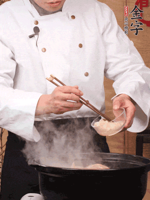 花膠、金湯放入鍋中小火再燉10分鐘