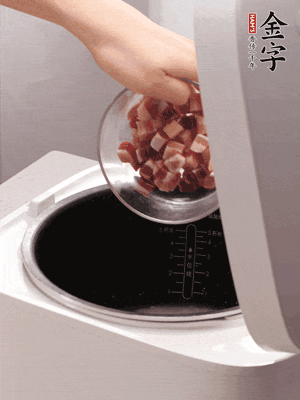 鍋中倒入豬油，油熱后炒熟上海青，給倒少許鹽調(diào)味