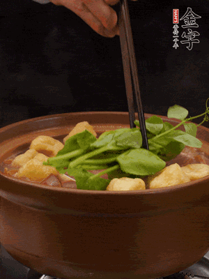 加筒骨煲的經(jīng)典配菜：金字土香腸、油豆腐、千張蓋上蓋子燜一會(huì)兒，耐心等候10分鐘。