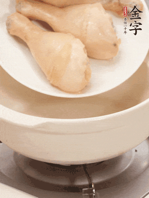 雞腿、火腿、干貝、蒜頭放入砂鍋內(nèi)燉1小時