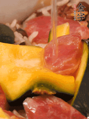 倒入溫開水，水量高出米面一個指節(jié)。