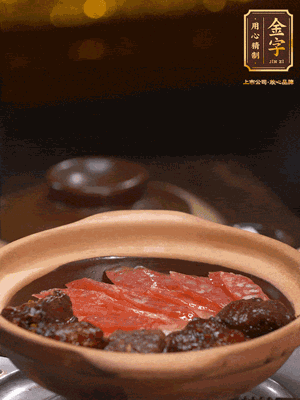 鋪上臘腸和排骨，鍋邊淋一圈油，小火煲10分鐘