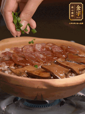 最后鋪上牛肝菌，爭(zhēng)分奪秒地倒上醬汁，撒點(diǎn)小蔥花