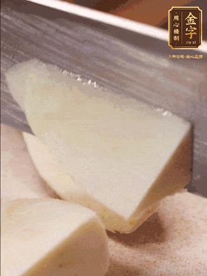 茭白去殼，底部一層老皮刨掉，切成滾刀塊