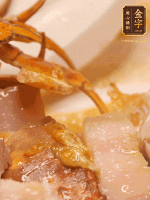 顏色變紅時，放蔥結(jié)、姜片煸香，再放咸肉、茭白、毛豆翻炒