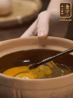 雞蛋打入砂鍋，充分打勻，1.5倍的溫水加一勺鹽，倒入蛋液中，攪拌均勻后用勺子舀去表面浮沫