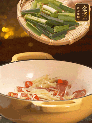 接著放蒜葉，來一點(diǎn)鹽，一點(diǎn)醬油調(diào)味翻勻