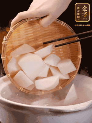 大火煮開后，轉(zhuǎn)中小火燉40分鐘，挑出蔥結(jié)，再下蘿卜燉20分鐘