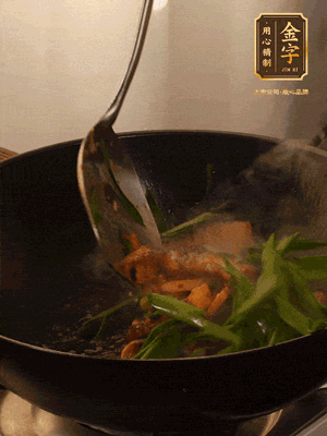 黃豆醬、鹽、糖調(diào)味，淋一圈花雕酒，蒜白先下，蒜葉后下