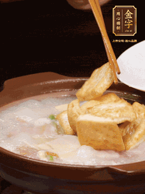倒入開水大火煮開，轉(zhuǎn)中小火放咸肉，放一點(diǎn)點(diǎn)糖、味精慢燉10分鐘
