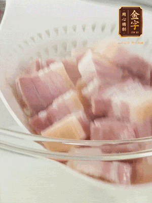 金字淡咸肉、排骨分別加料酒、蔥、姜冷水下鍋焯水，水開撇去浮沫撈出。