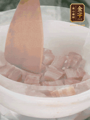 砂鍋內(nèi)咸肉微微煸出香味，再倒入開水。放排骨滾開后轉(zhuǎn)中小火篤30分鐘。（水盡量一次加足，以免中途加水沖淡鮮味。這一步是湯底濃白的關(guān)鍵）