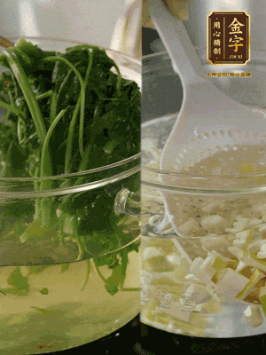 春筍切丁焯水；薺菜加鹽焯水，過涼水后切成細(xì)末