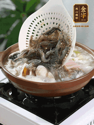 最后加一把蛤蜊、一把河蝦燜2分鐘，放一點白胡椒粉調(diào)味，撒上蔥花點綴！