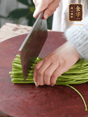 正嫩的藜蒿，掐頭去除根部，切小段