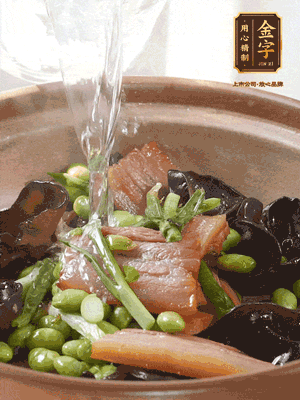 轉(zhuǎn)入砂鍋，加入開水、百葉結(jié)燉煮10分鐘