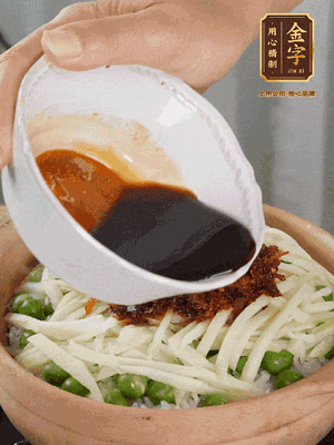 繼續(xù)小火燜3分鐘，淋上XO醬攪拌均勻。
