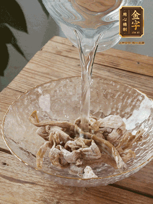 筍干提前泡發(fā)1晚切段，冬瓜去皮切塊。