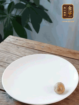 做水油皮、油酥 將油皮材料放入料盆中，加100ml水?dāng)嚢璩裳┗ㄆ瑺?。在案板上反?fù)揉搓成有一定筋度的光潔面團(tuán)，搓成14個(gè)團(tuán)子。
