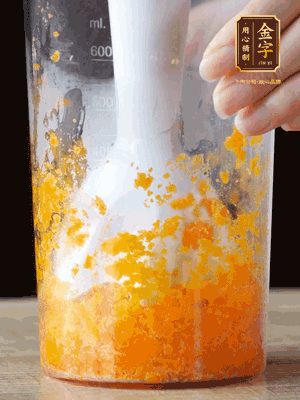 加玉米油、水怡、水揉搓成細(xì)膩的面團(tuán)。松弛半小時(shí)后，分成37g一個(gè)