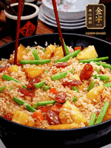加水，沒(méi)過(guò)大部分食材。把瀝干水分的米飯均勻地鋪在上面，筷子戳幾個(gè)洞