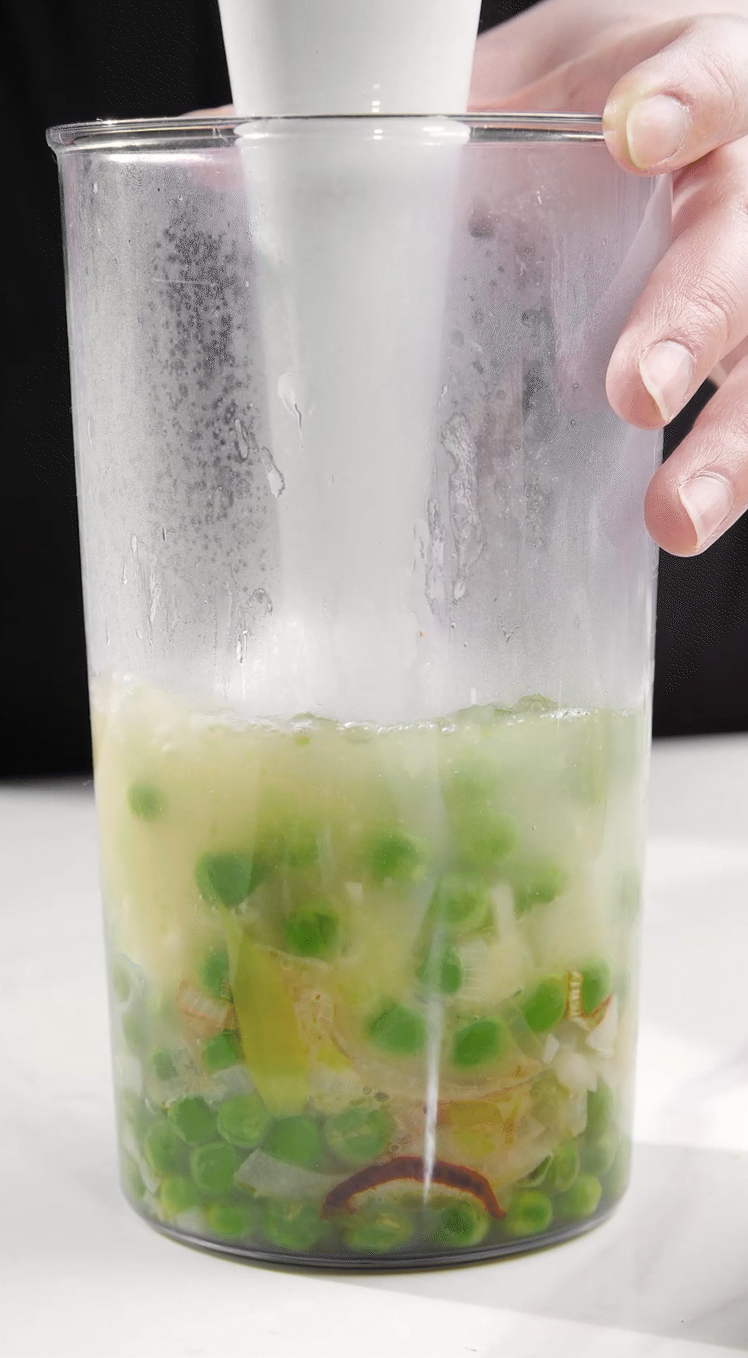 炒好的蔬菜+高湯或熱水，倒入破壁機(jī)攪打細(xì)膩絲滑即可。