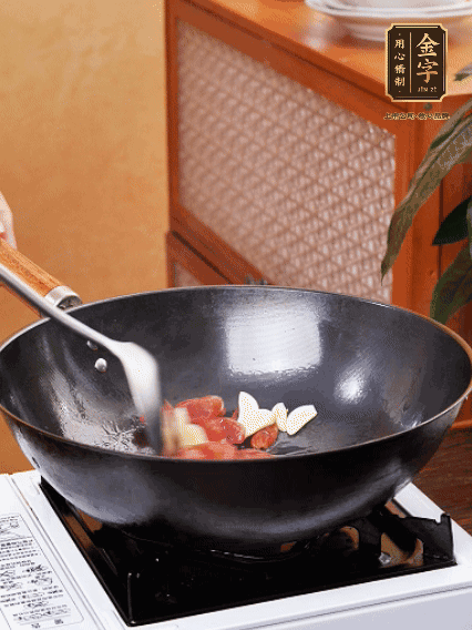 熱油，香腸微微煸出香味，加蒜片、小米辣