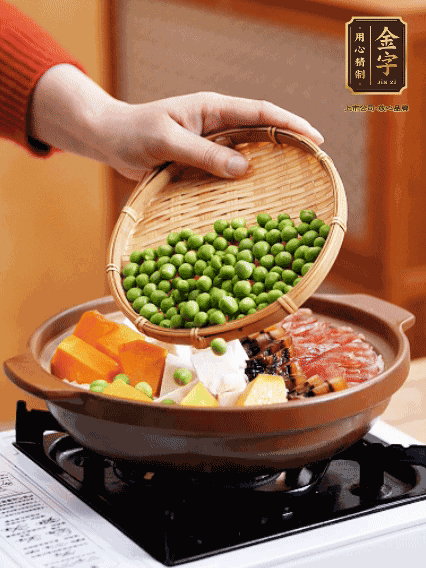 再鋪上臘腸、醬油肉、豌豆，小火煲6分鐘