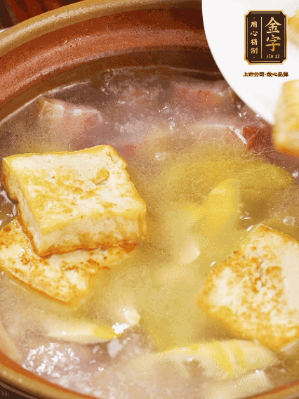 再放豆腐燉煮10分鐘，加豆瓣繼續(xù)煮2分鐘