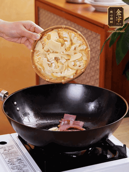 油熱，下蒜末、火腿煸炒出香味，再下筍片微微翻炒