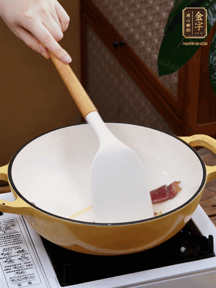 油熱，姜絲、火腿微微煸出香味