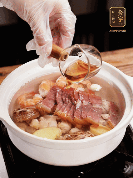 7種食材+帶皮冬瓜塊用砂鍋/電飯煲煮湯功能煮熟，少許鹽、花雕調(diào)味