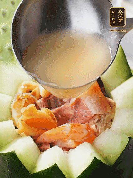 煮好后，盛入冬瓜盅。放入鍋中，可繼續(xù)燉煮，越燉越有味