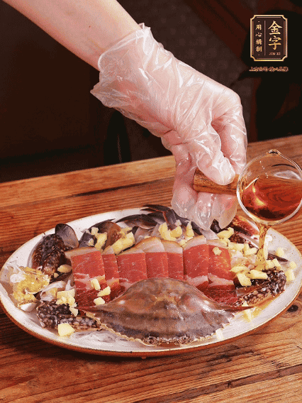 冷水上鍋蒸12分鐘（具體看蟹的大小），最后撒上蔥絲、澆上熱油即可