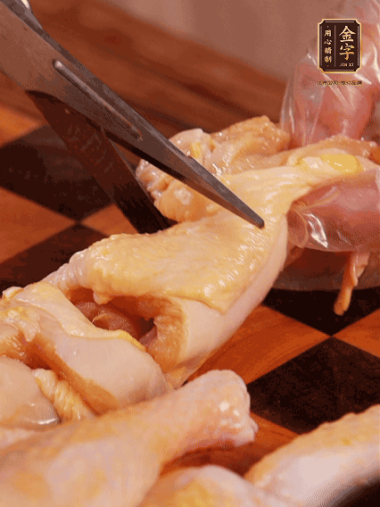 土雞處理干凈，切成大塊，加蔥姜、花雕酒、鹽腌制10分鐘