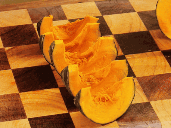 貝貝南瓜去瓤切小塊；干香菇熱水泡發(fā)，切條