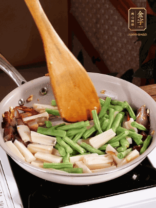 加少許生抽、蠔油、料酒、雞精調(diào)味，少許清水燜2分鐘，炒至豆角皺皮即可