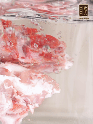 豬骨冷水下鍋，加蔥姜、料酒焯水4分鐘。