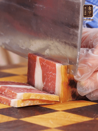 金字火腿切片，溫水浸泡5分鐘