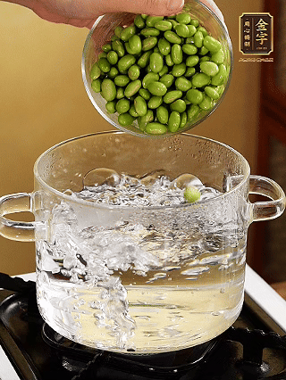 嫩毛豆汆燙1分鐘。