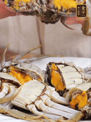 大閘蟹處理干凈，一切兩半。