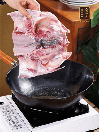 鍋里油燒熱（一半豬油、一半玉米油），放入魚頭，把魚頭煎至少兩面金黃