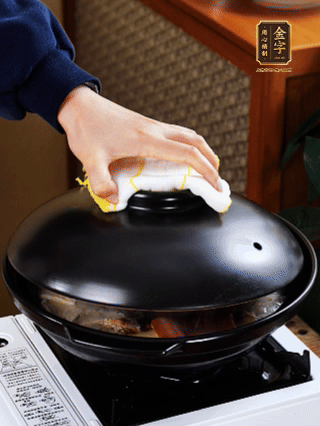 大火燒開，大火煮10~15分鐘。放入切好的豆腐，再煮5分鐘