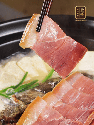 加入一丟丟鹽，撒點胡椒粉，蔥段點綴