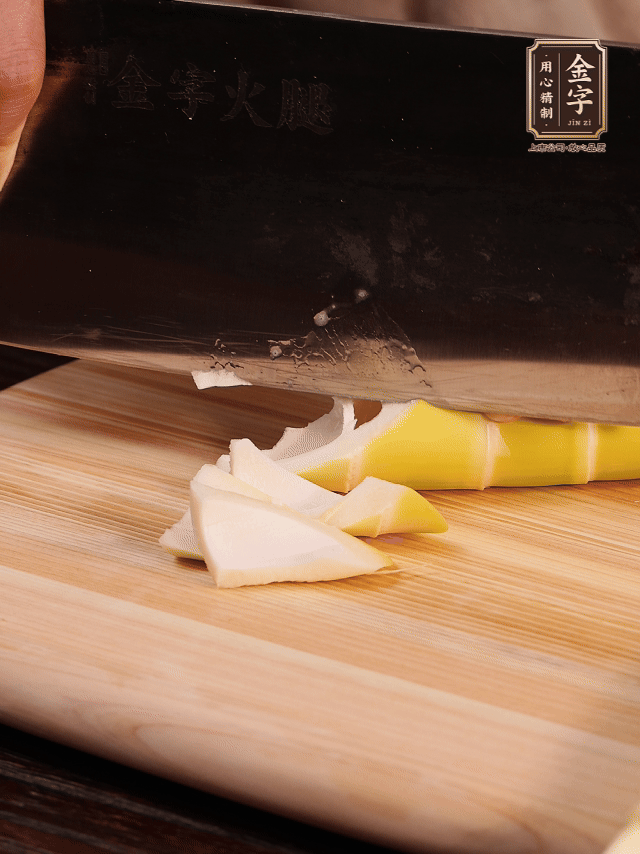 春筍去筍衣切滾刀塊；萵筍去皮切滾刀塊；春筍、百葉結(jié)焯水2分鐘。