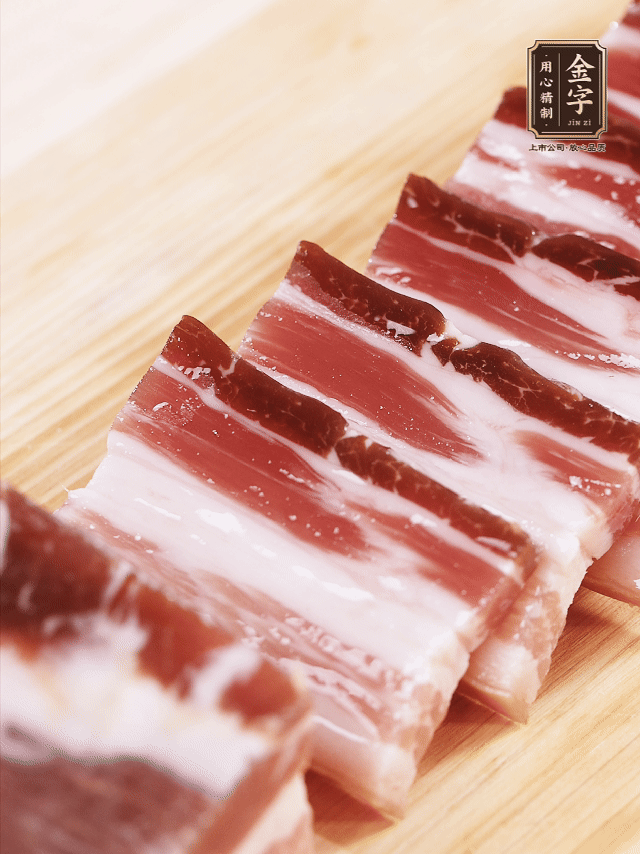 金字淡咸肉切厚片；金字淡咸肉、仔排加蔥姜、料酒焯水3分鐘，溫水洗凈。