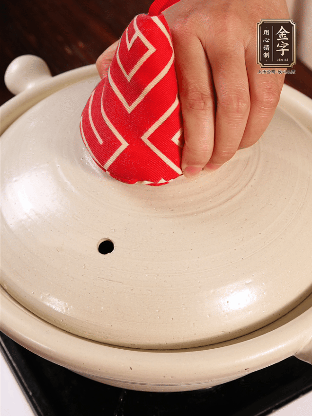 加開(kāi)水燉煮，水沸后轉(zhuǎn)小火40分鐘。