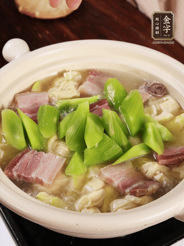 下春筍、百葉結(jié)，繼續(xù)燉15分鐘。最后下萵筍煮3分鐘，少許鹽調(diào)味。